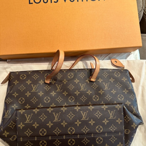 LV tote with small gold-plated key lock - Picture 3 of 11